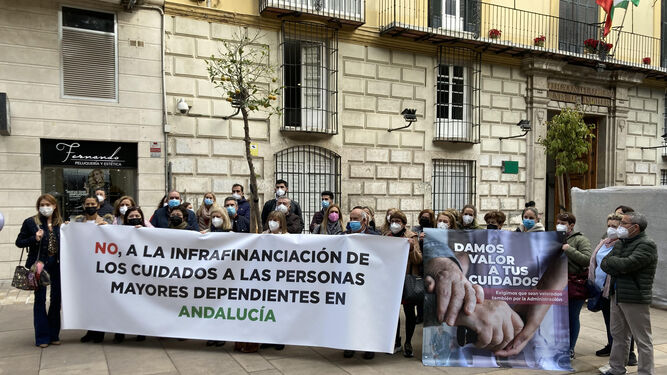 Concentración del sector de la dependencia en las puertas de la delegación de la Junta de Andalucía en Málaga