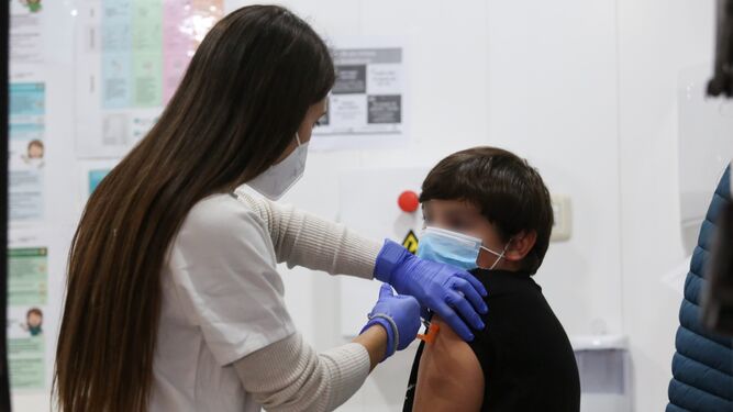 Un niño se pone la vacuna contra el Covid.