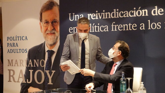 Mariano Rajoy acompañado por Elías Bendod en la presentación de su libro.