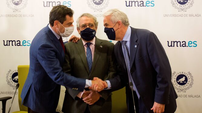 Moreno Bonilla, José Ángel Narváez y Emilio Alba se saludan durante la presentación del centro contra el cáncer.