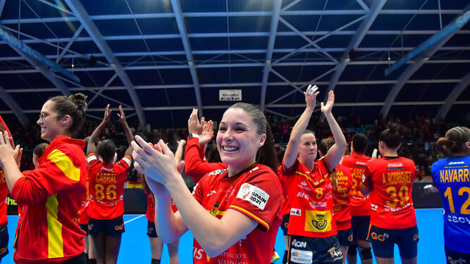 Sole López aplaude con una sonrisa tras una victoria de España.