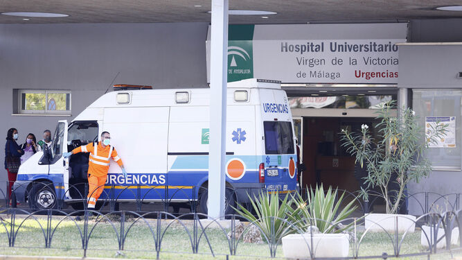Una ambulancia en Urgencias del Hospital Clínico.