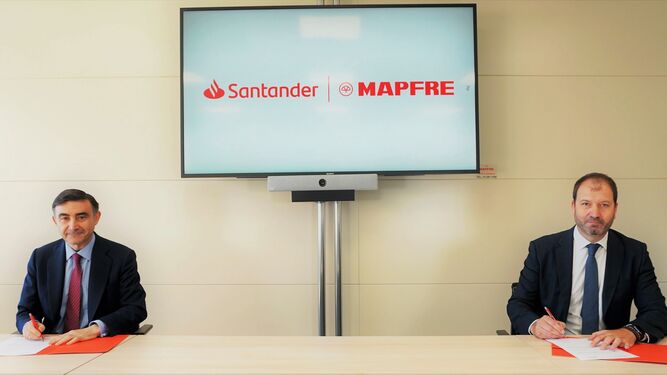 Firma del acuerdo entre Banco Santander y Mapfre.