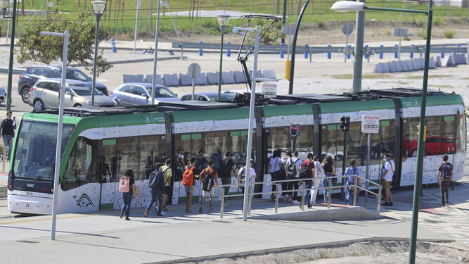 Usuarios del Campus de Teatinos accediendo al metro.
