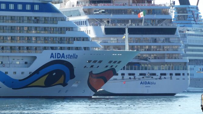 El ‘AIDAStella’ y el ‘AIDAblu’ atracados en el puerto de Málaga.