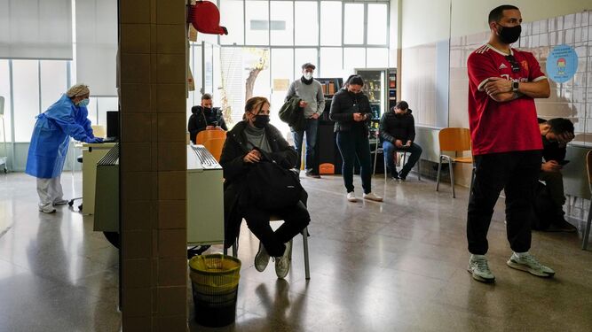Varias personas esperan turno en un centro de vacunación de Barcelona