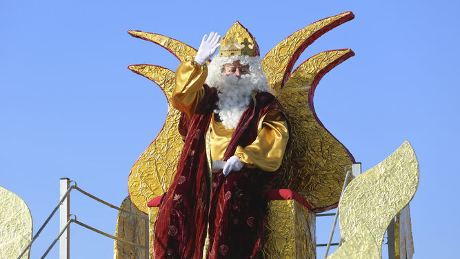 El rey Melchor, en la cabalgata de Puerto de la Torre, este lunes.