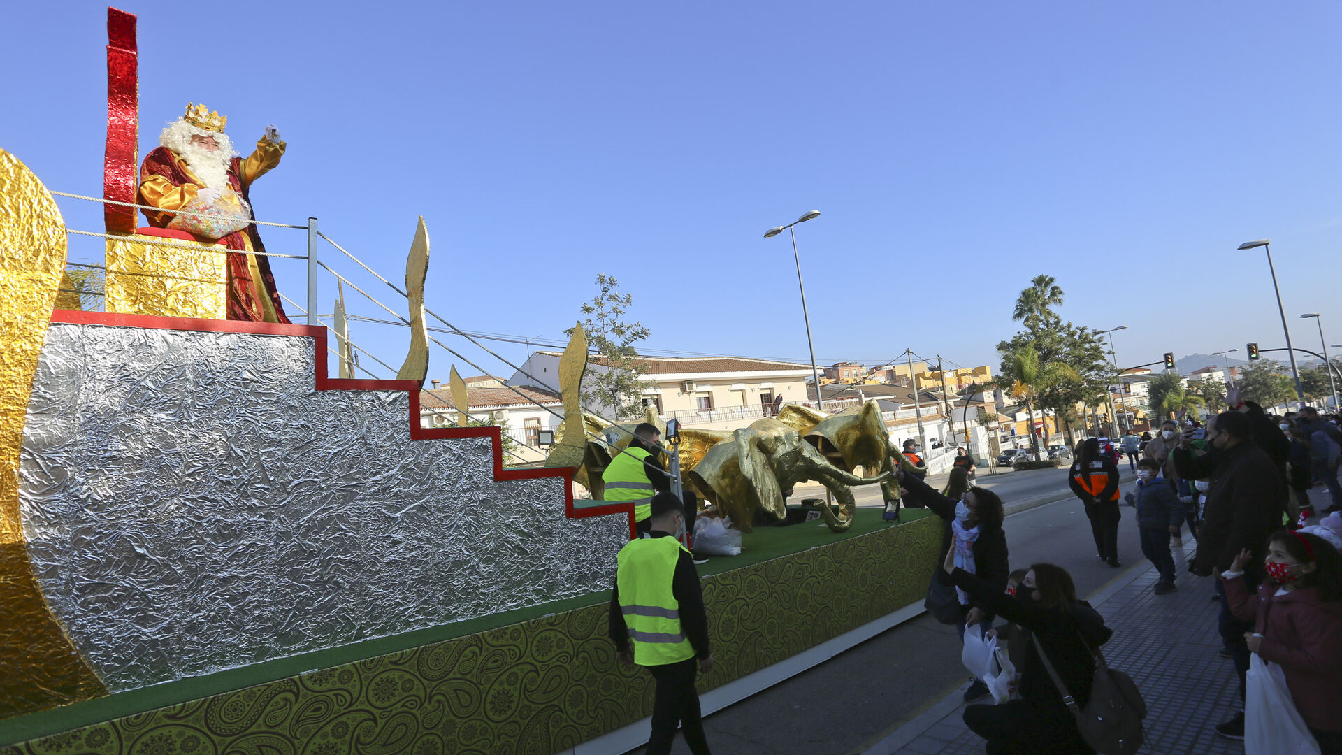 La cabalgata de Reyes recorre Puerto de la Torre, en M&aacute;laga, en fotos