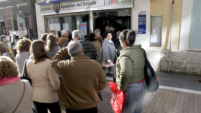 Un nutrido grupo de personas aguarda para comprar Lotería