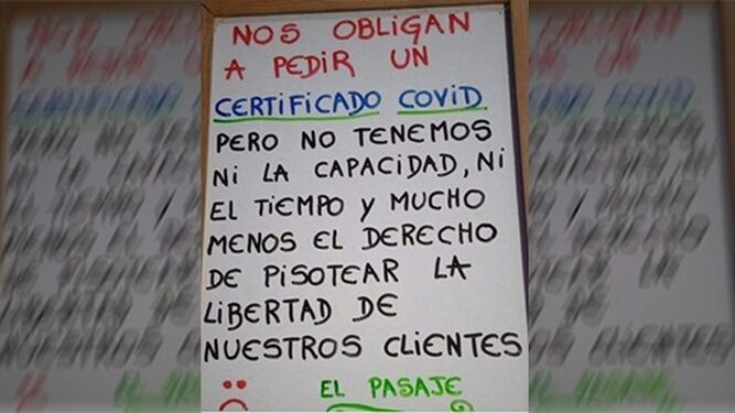El cartel que ha colocado una cafetería de Fuengirola informando de que no exigen el certificado sanitario
