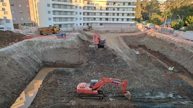 Los trabajos de construcción de una promoción en el distrito de Nueva Andalucía, en Marbella.
