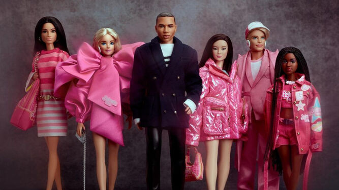 Nueva colección de Barbies vestidas por Balmain. En el centro, el muñeco del director creativo de la firma, Olivier Rousteing.