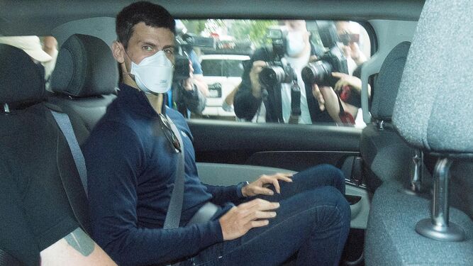 Djokovic, en el vehículo que lo llevaba hasta el tribunal.
