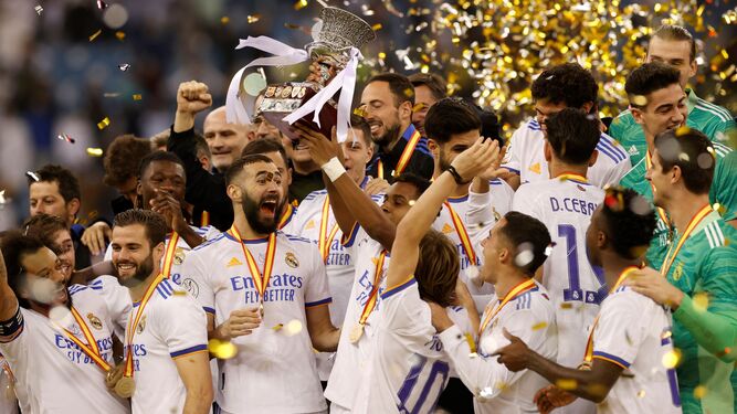 El Real Madrid celebra la victoria en Riad tras conquistar la Supercopa España
