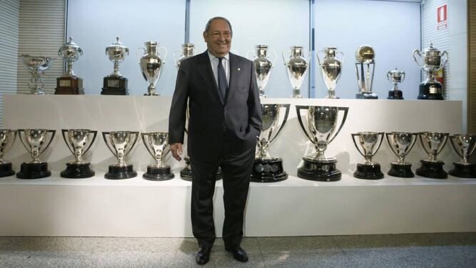 Paco Gento, con los títulos que ganó con el Real Madrid.