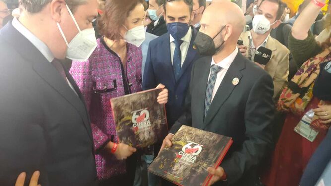 La ministra de Industria, Comercio y Turismo, Reyes Maroto, recibe un libro de la Fundación Cueva de Nerja.