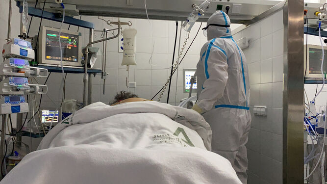 Sanitarios del Hospital Regional atienden a un paciente con Covid.