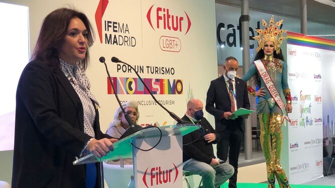La alcaldesa de Torremolinos durante la presentación de la agenda LGTBI de este año.
