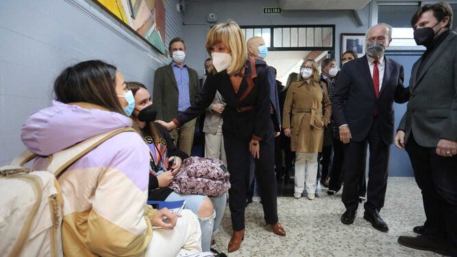 La ministra de Educación, Pilar Alegría, saluda a unas alumnas durante su visita al IES Politécnico Jesús Marín.