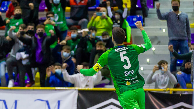 Miguel Conde celebra un gol.