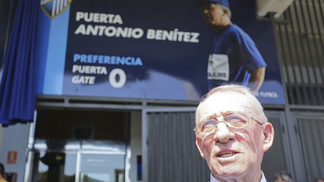 Antonio Fernández Benítez, en la puerta de La Rosaleda a su nombre.