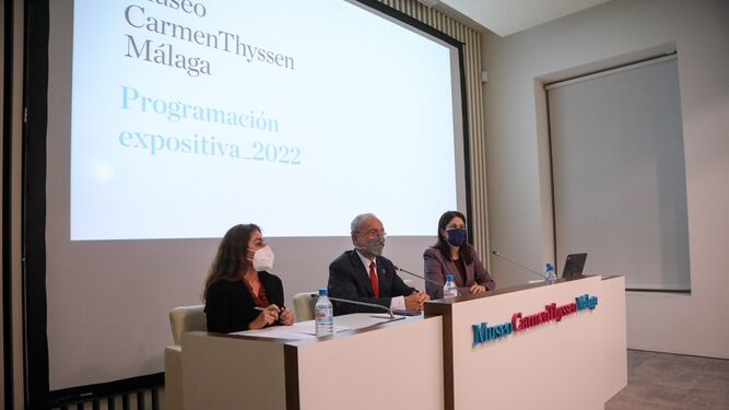 Lourdes Moreno, presidenta del Museo Carmen Thyssen, Francisco de la Torre, alcalde de Málaga y Noelia Losada, concejala de Cultura, durante la presentación