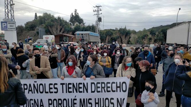 Manifestación junto a la carretera de Cajiz.