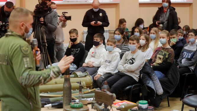 Escolares de Kiev atienden a una explicación sobre los peligros de las minas.
