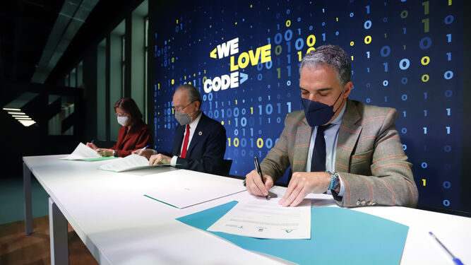 Momento de la firma del convendio entre Ayuntamiento de Málaga, Junta y Telefónica para apoyar un campus de programación