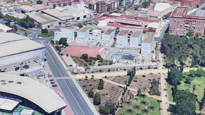Vista aérea de la parcela con la Escuela Náutico-Pesquera donde se estudia la construcción del nuevo centro de salud para el Molino de la Vega.
