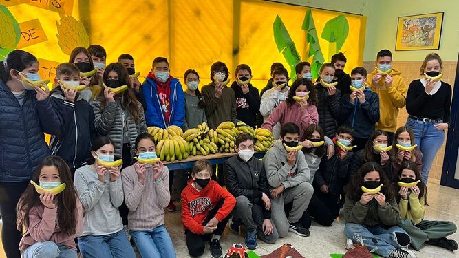 Los alumnos, con el plátano solidario.