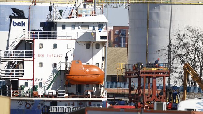 El barco Muzaffer Bey con residuos tóxicos atracado en el Muelle Norte del Puerto de Sevilla, este miércoles.
