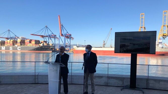 Carlos Rubio y José Moyano en la presentación del balance del Puerto de Málaga de 2021.