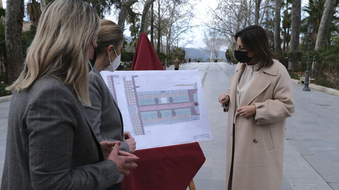 La alcaldesa de Ronda junto a las delegadas de Contratación y Cultura en la Alameda del Tajo.