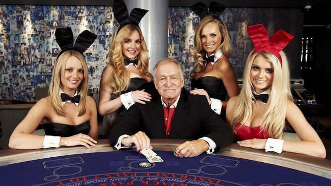 Hugh Hefner, con un grupo de 'conejitas' de 'Playboy'.