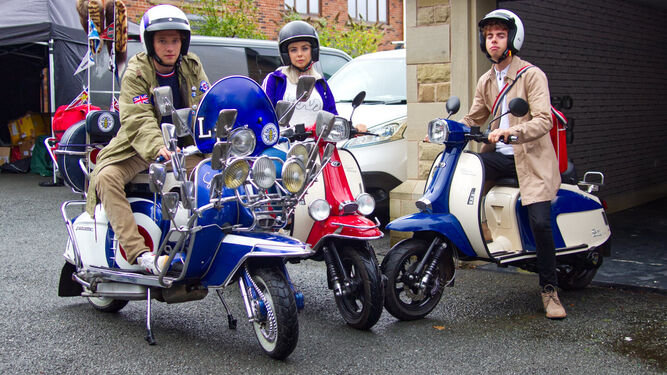Los tres jóvenes protagonistas motorizados de 'Destino a Brighton'.