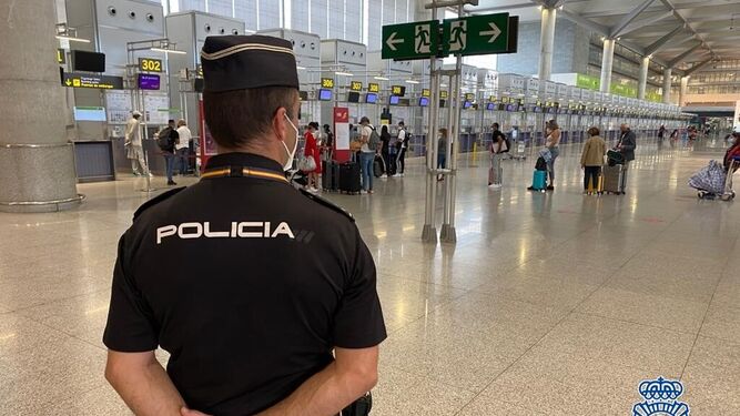 Un policía nacional en el aeropuerto de Málaga