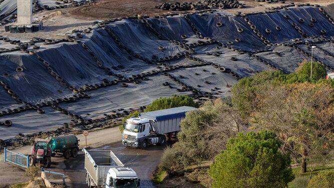 Dos camiones tras dejar su carga salen del vertedero de residuos tóxicos de Nerva