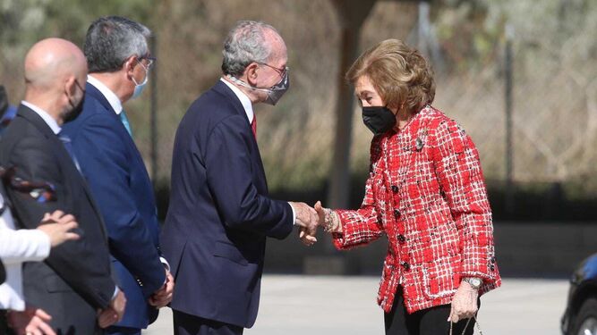 La Reina Sofía saluda al alcalde de Málaga