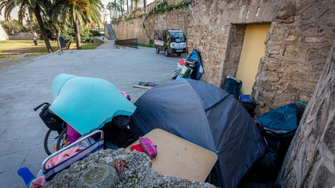 Enseres de personas sin hogar junto a las Puertas de Tierra.