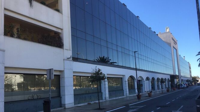 Subastan un lote con diez locales comerciales del edificio del Hotel Guadalpín Marbella