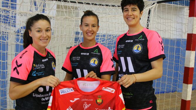 Sole López, Silvia Arderius y Merche Castellanos posan con la camiseta de España.