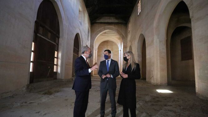 El alcalde de Málaga, Francisco de la Torre; el presidente de la Junta, Juanma Moreno y la consejera de Cultura, PAtricia del Pozo, conversan en la capilla del Convento de la Trinidad.