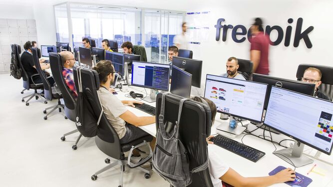 Varios de los empleados en la sede de Freepik en Málaga