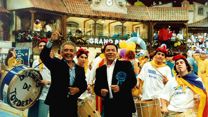 Los del Río con vecinos de Tordera, Barcelona, en 1998, en el programa 'Grand Prix'