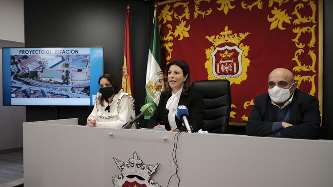 La alcaldesa de Ronda compareció junto a los responsables de Obras y Urbanismo