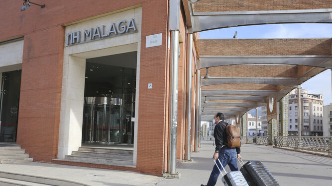 Un turista se dispone a entrar en un hotel de Málaga capital.