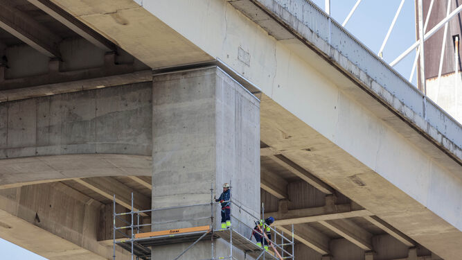 Pocos operarios trabajan en la obra de ampliación del Puente del Centenario.