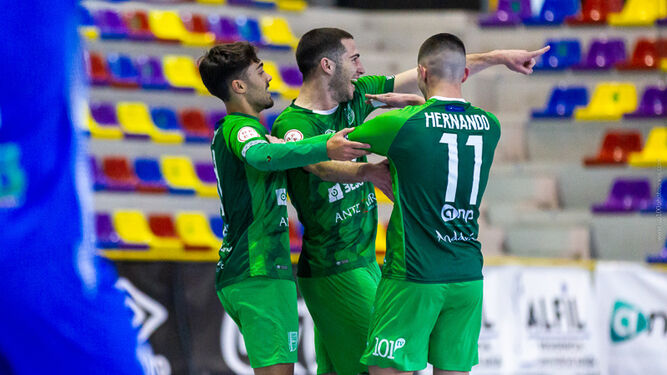 Los jugadores del UMA Antequera celebran un gol.