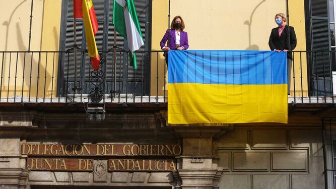 La bandera de Ucrania en la fachada de la sede de la delegación del Gobierno en Málaga.
